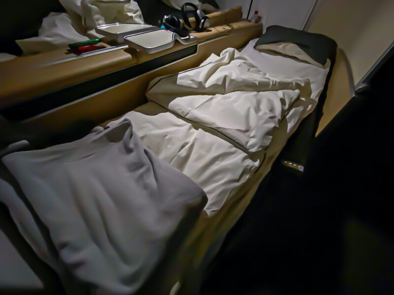 Lufthansa 747-8 First Class Bed Made (3)