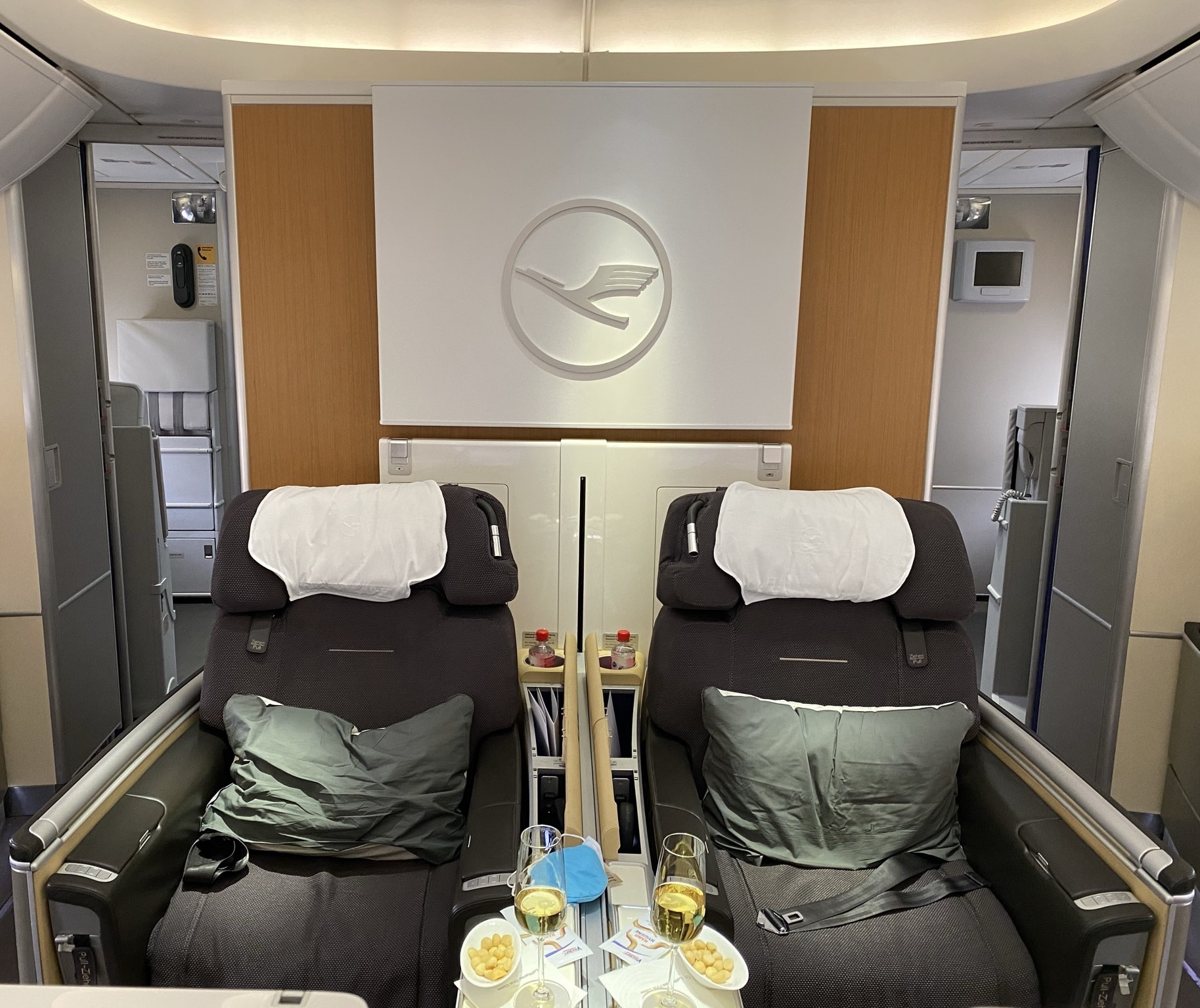 Lufthansa 747 8 First Class Middle Seats