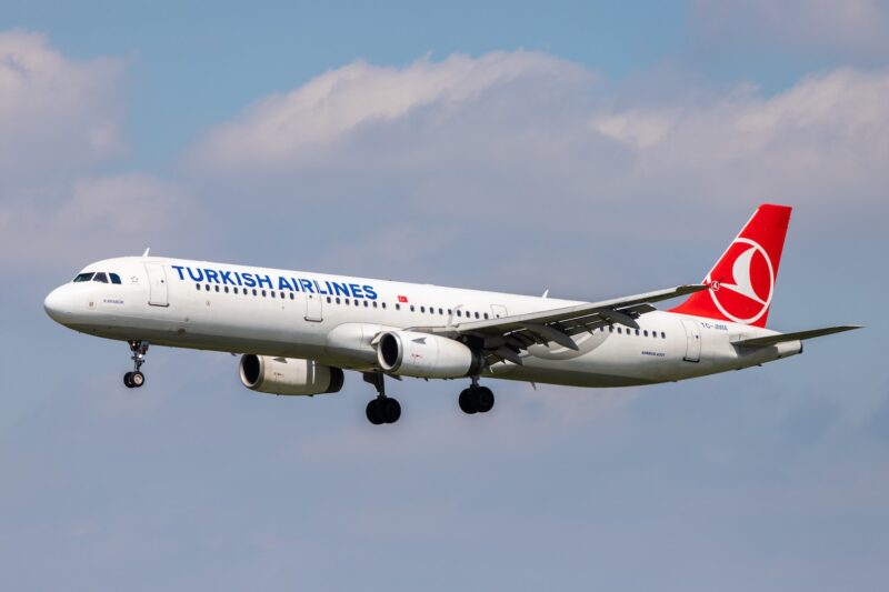Turkish Airlines Final Descent Over Hamburg Airport